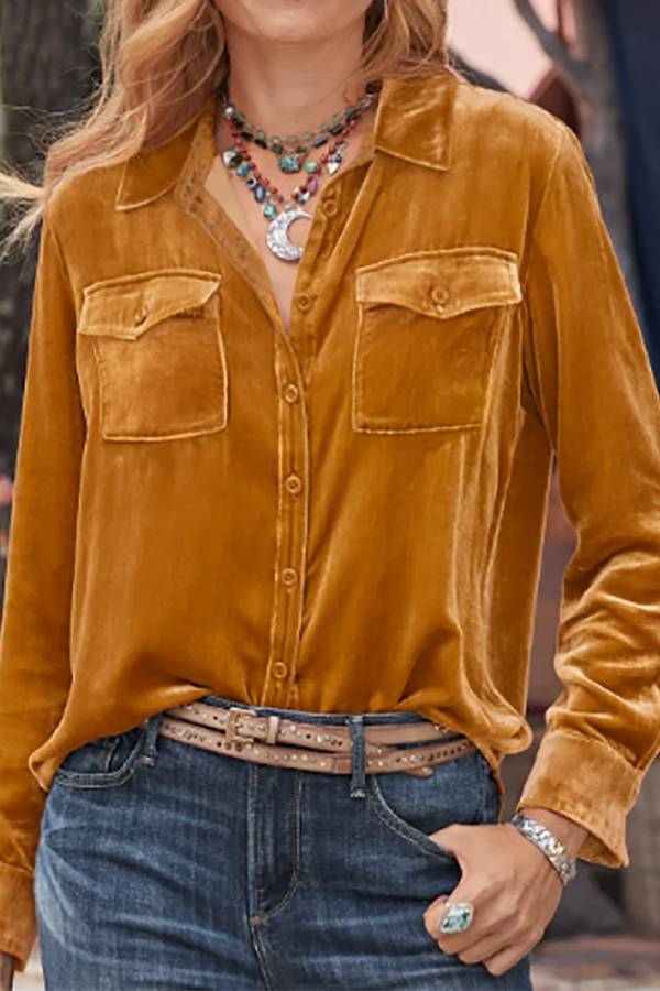 Blusa de terciopelo de manga larga con cuello de solapa retro y detalle de bolsillos abotonados