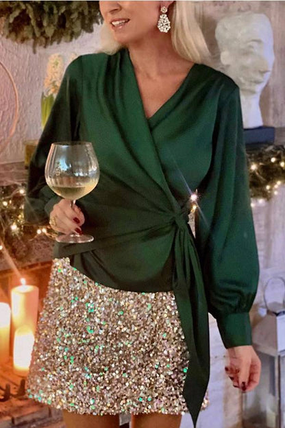 Camisa holgada de satén de color liso con cuello en V y mangas largas anudadas