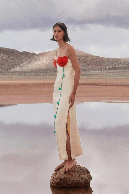 Vestido largo con abertura alta y detalles de Belle Rose 