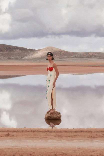 Vestido largo con abertura alta y detalles de Belle Rose 