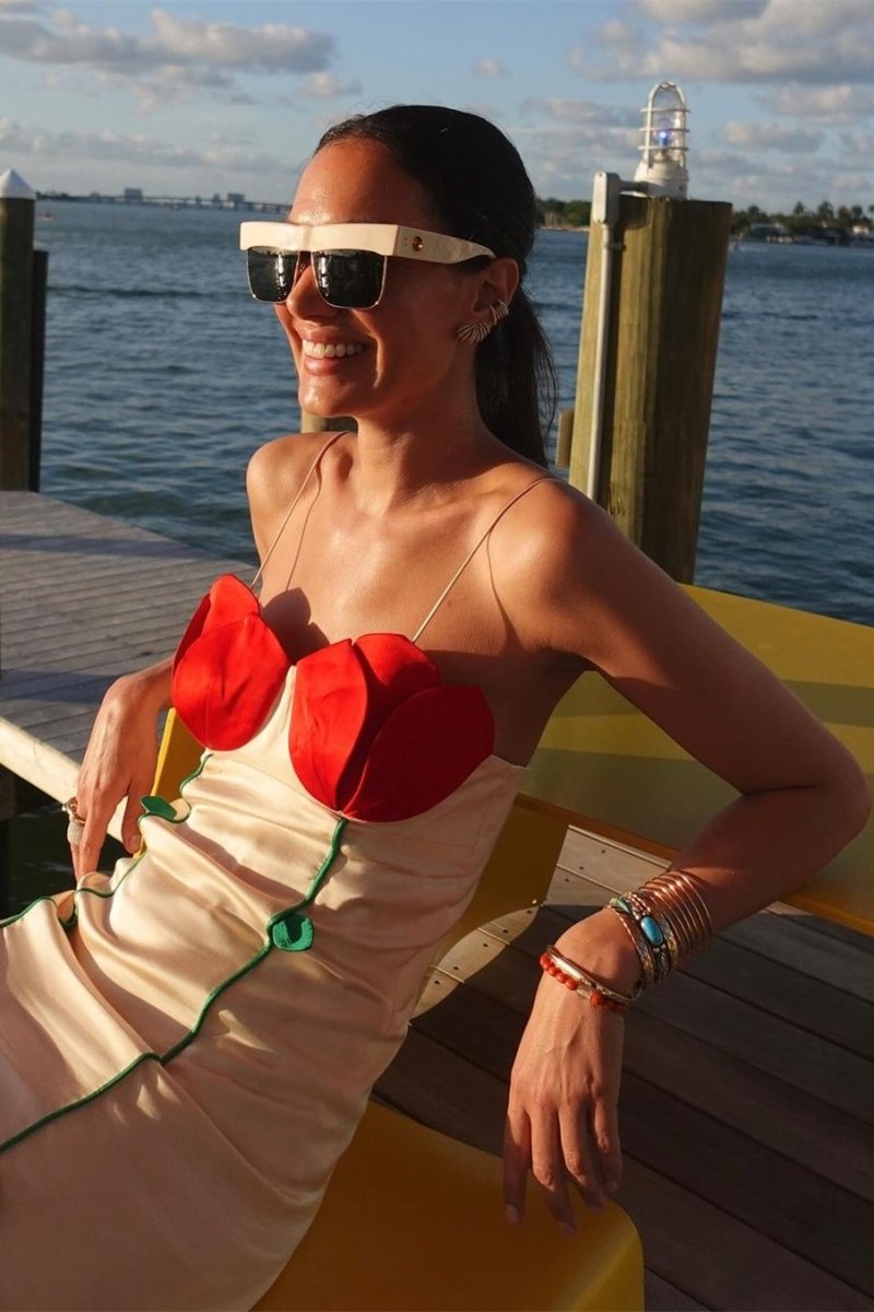 Vestido largo con abertura alta y detalles de Belle Rose 