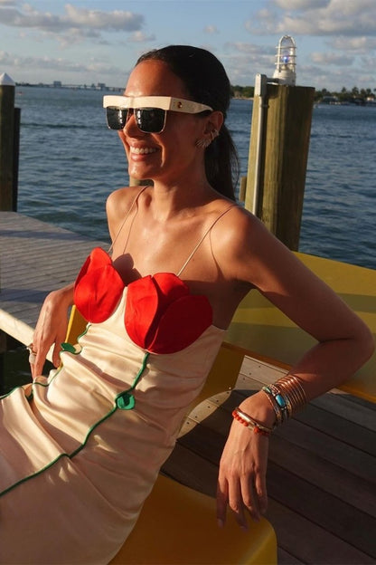 Vestido largo con abertura alta y detalles de Belle Rose 