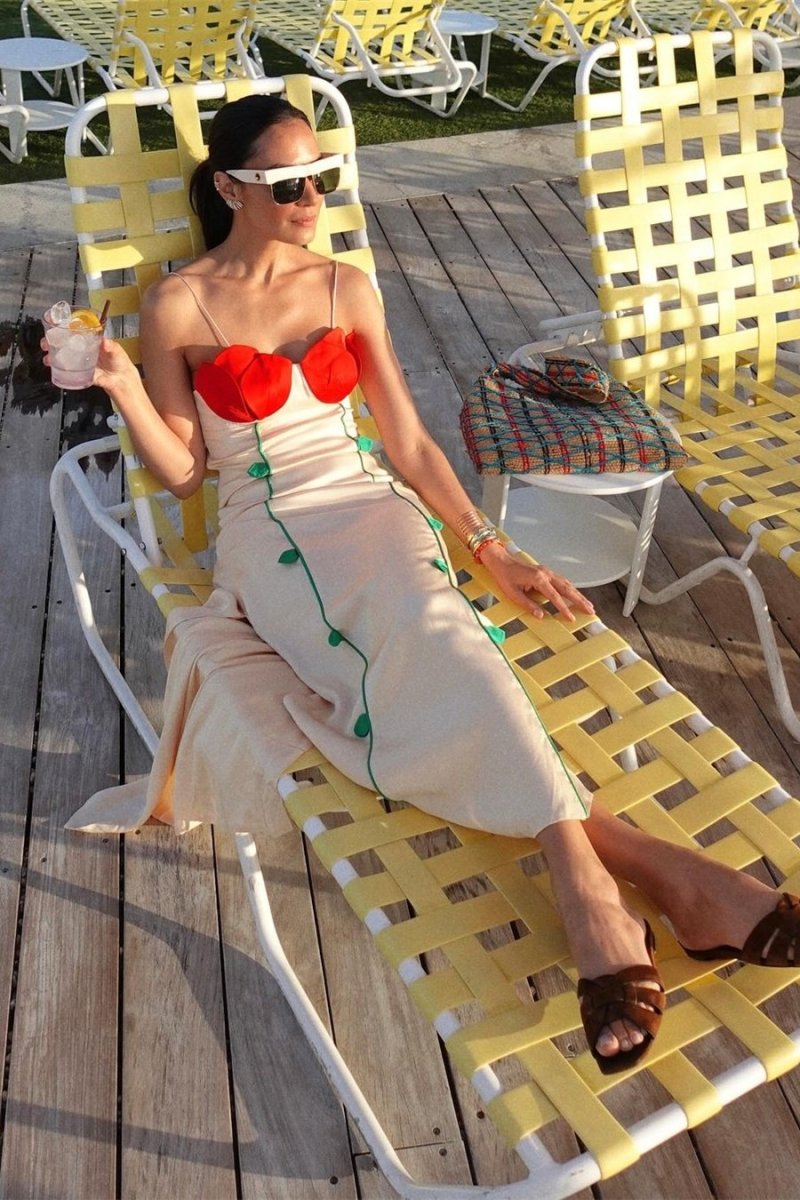 Vestido largo con abertura alta y detalles de Belle Rose 