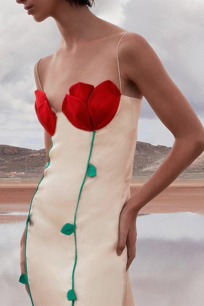 Vestido largo con abertura alta y detalles de Belle Rose 