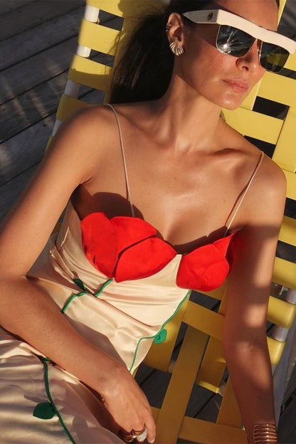 Vestido largo con abertura alta y detalles de Belle Rose 