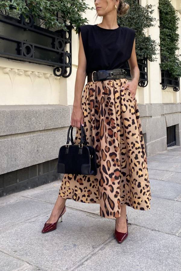 Falda larga elegante con dobladillo grande y estampado de leopardo