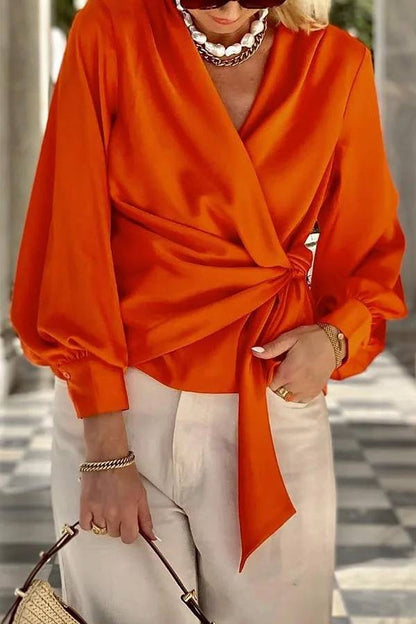 Camisa holgada de satén de color liso con cuello en V y mangas largas anudadas