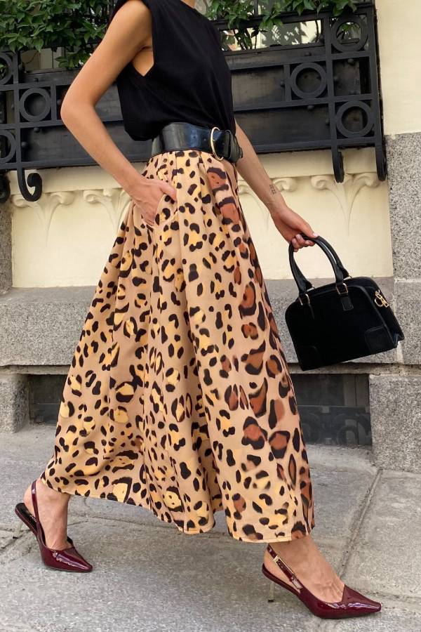 Falda larga elegante con dobladillo grande y estampado de leopardo