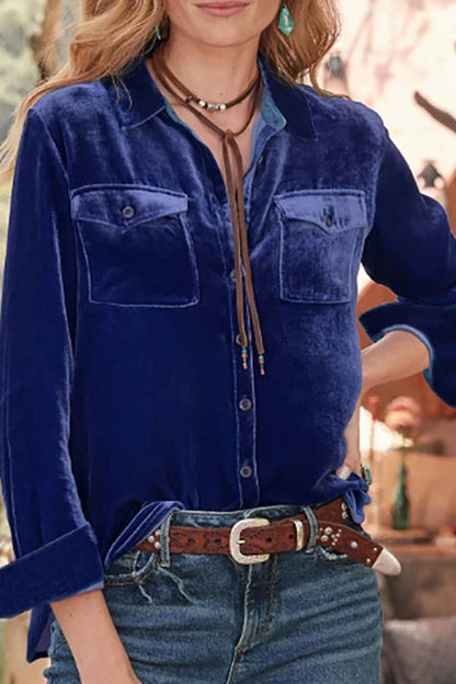 Blusa de terciopelo de manga larga con cuello de solapa retro y detalle de bolsillos abotonados