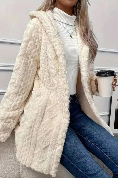 Abrigo de felpa con capucha y botones en la parte delantera con estampado texturizado de rombos