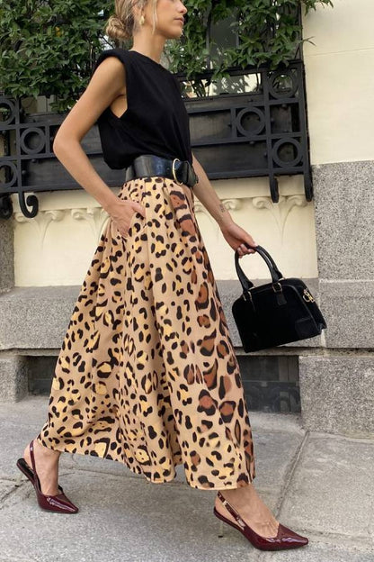 Falda larga elegante con dobladillo grande y estampado de leopardo