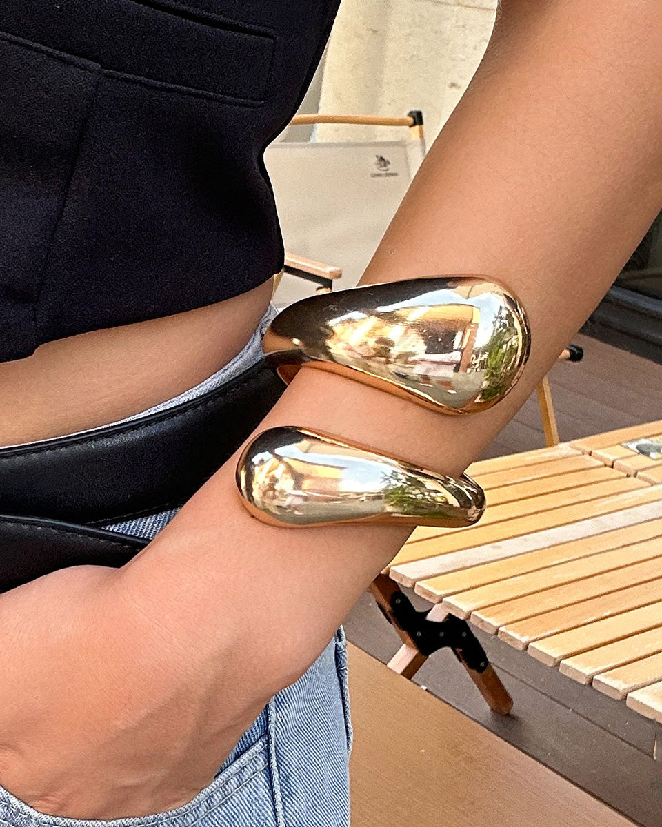 Exaggerated Metal Glossy Hug Bracelet
