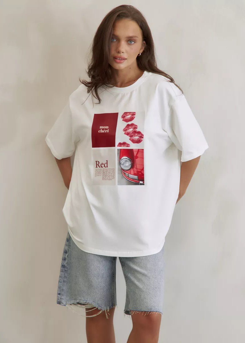 Mon Chéri Graphic Tee – Oversized White T-Shirt with Lip Print