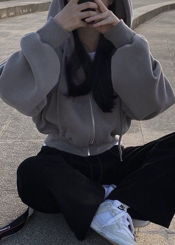 Harlow – Neutral Zip-Up Hoodie with Drawstring Hood