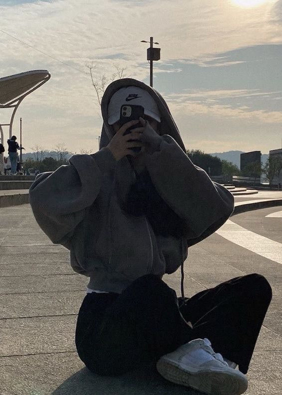 Harlow – Neutral Zip-Up Hoodie with Drawstring Hood